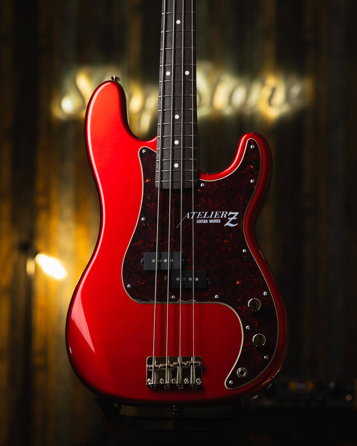 Atelier Z MVT 504 Candy Apple Red 2024 - Bajo Eléctrico | Cuerpo • Model: MVT 504• Madera: Alder • Terminación: Candy Apple Red Gloss Brazo • Madera: Maple• Perfil: “C”• Terminación: Gloss • String Spacing: 19 mm• Escala: 34” • Nuez: Bone Diapasón • Mader