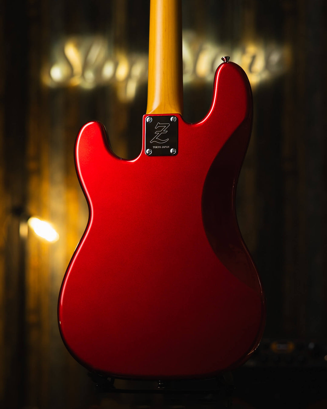 Atelier Z MVT 504 Candy Apple Red 2024 - Bajo Eléctrico | Cuerpo • Model: MVT 504• Madera: Alder • Terminación: Candy Apple Red Gloss Brazo • Madera: Maple• Perfil: “C”• Terminación: Gloss • String Spacing: 19 mm• Escala: 34” • Nuez: Bone Diapasón • Mader