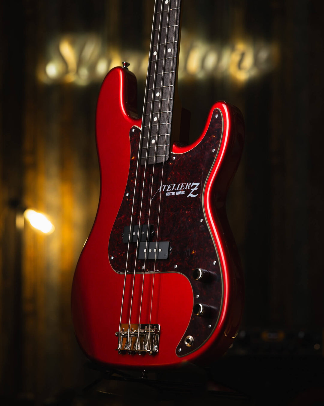 Atelier Z MVT 504 Candy Apple Red 2024 - Bajo Eléctrico | Cuerpo • Model: MVT 504• Madera: Alder • Terminación: Candy Apple Red Gloss Brazo • Madera: Maple• Perfil: “C”• Terminación: Gloss • String Spacing: 19 mm• Escala: 34” • Nuez: Bone Diapasón • Mader