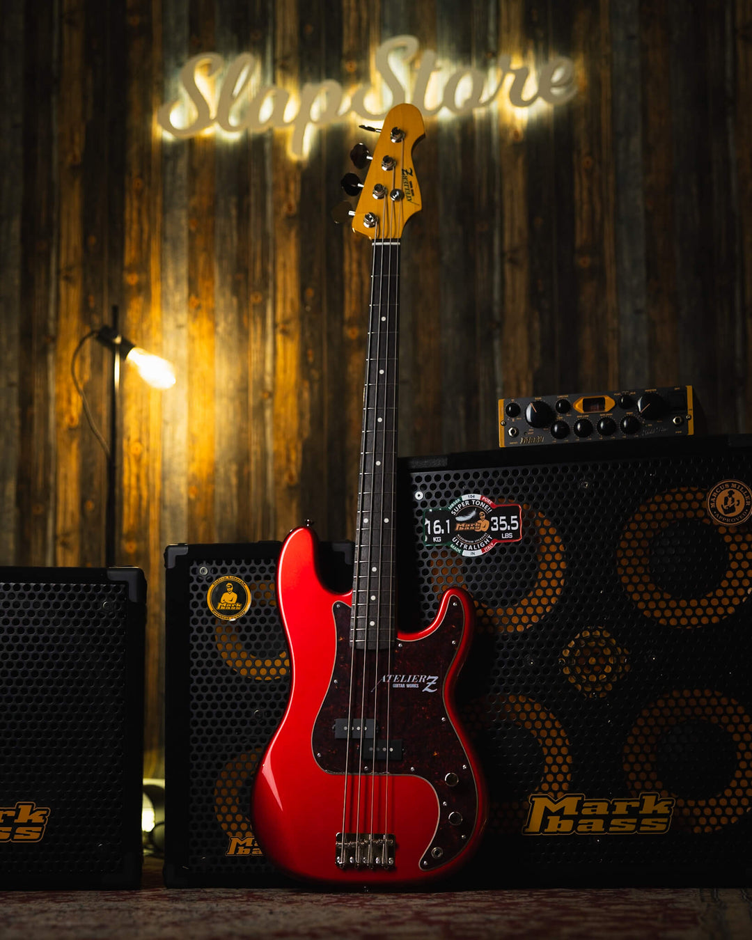 Atelier Z MVT 504 Candy Apple Red 2024 - Bajo Eléctrico | Cuerpo • Model: MVT 504• Madera: Alder • Terminación: Candy Apple Red Gloss Brazo • Madera: Maple• Perfil: “C”• Terminación: Gloss • String Spacing: 19 mm• Escala: 34” • Nuez: Bone Diapasón • Mader