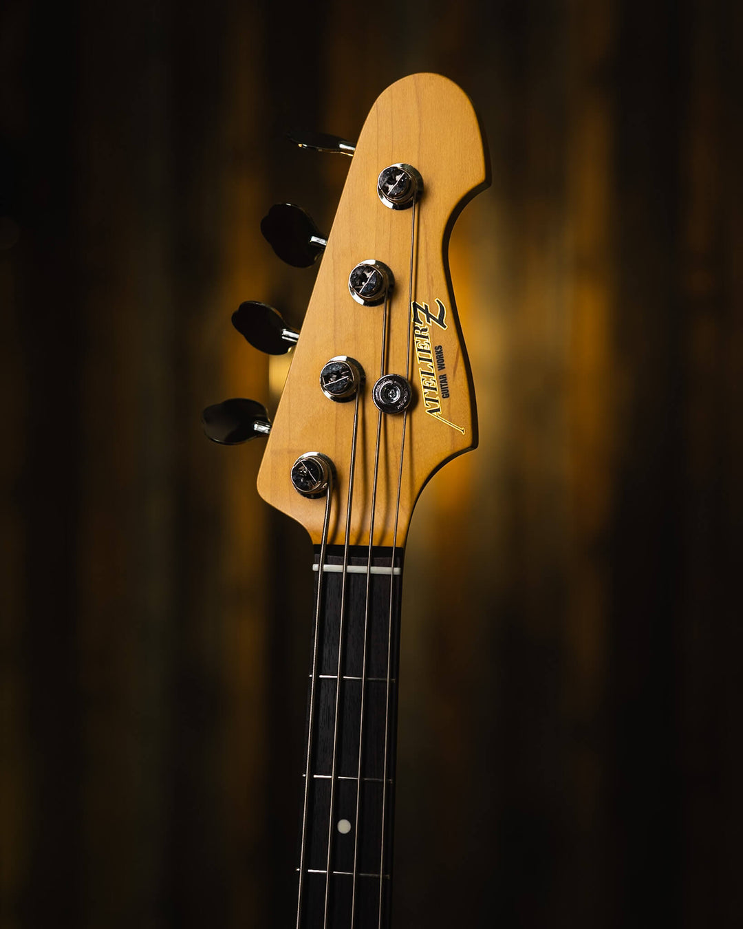 Atelier Z MVT 504 Candy Apple Red 2024 - Bajo Eléctrico | Cuerpo • Model: MVT 504• Madera: Alder • Terminación: Candy Apple Red Gloss Brazo • Madera: Maple• Perfil: “C”• Terminación: Gloss • String Spacing: 19 mm• Escala: 34” • Nuez: Bone Diapasón • Mader