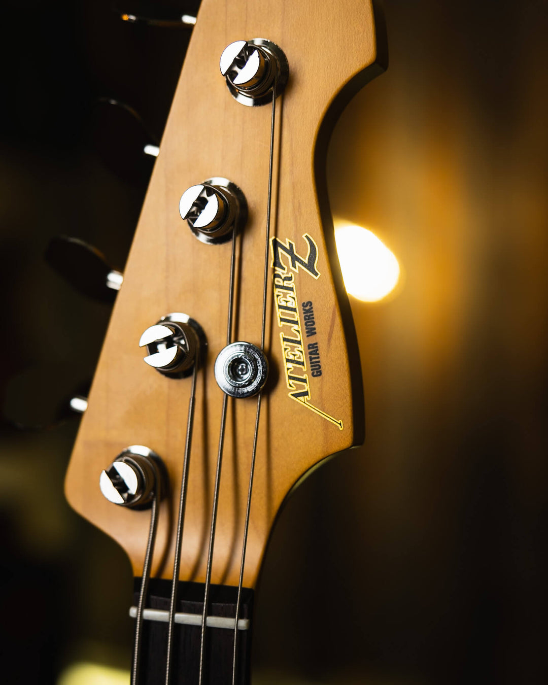 Atelier Z MVT 504 Candy Apple Red 2024 - Bajo Eléctrico | Cuerpo • Model: MVT 504• Madera: Alder • Terminación: Candy Apple Red Gloss Brazo • Madera: Maple• Perfil: “C”• Terminación: Gloss • String Spacing: 19 mm• Escala: 34” • Nuez: Bone Diapasón • Mader