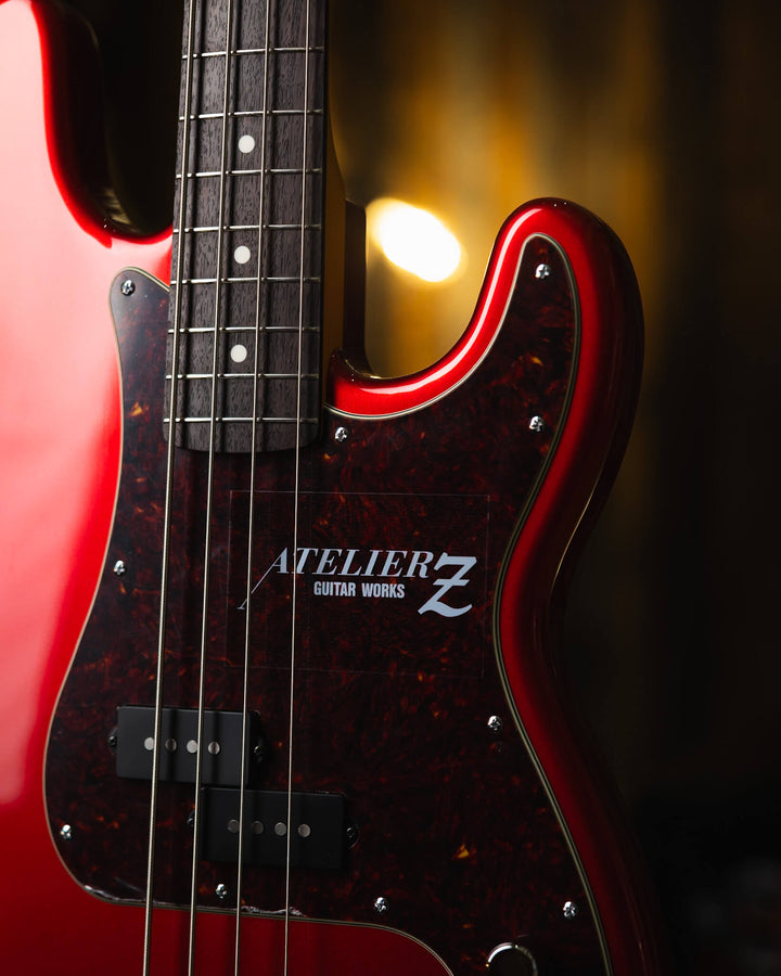 Atelier Z MVT 504 Candy Apple Red 2024 - Bajo Eléctrico | Cuerpo • Model: MVT 504• Madera: Alder • Terminación: Candy Apple Red Gloss Brazo • Madera: Maple• Perfil: “C”• Terminación: Gloss • String Spacing: 19 mm• Escala: 34” • Nuez: Bone Diapasón • Mader