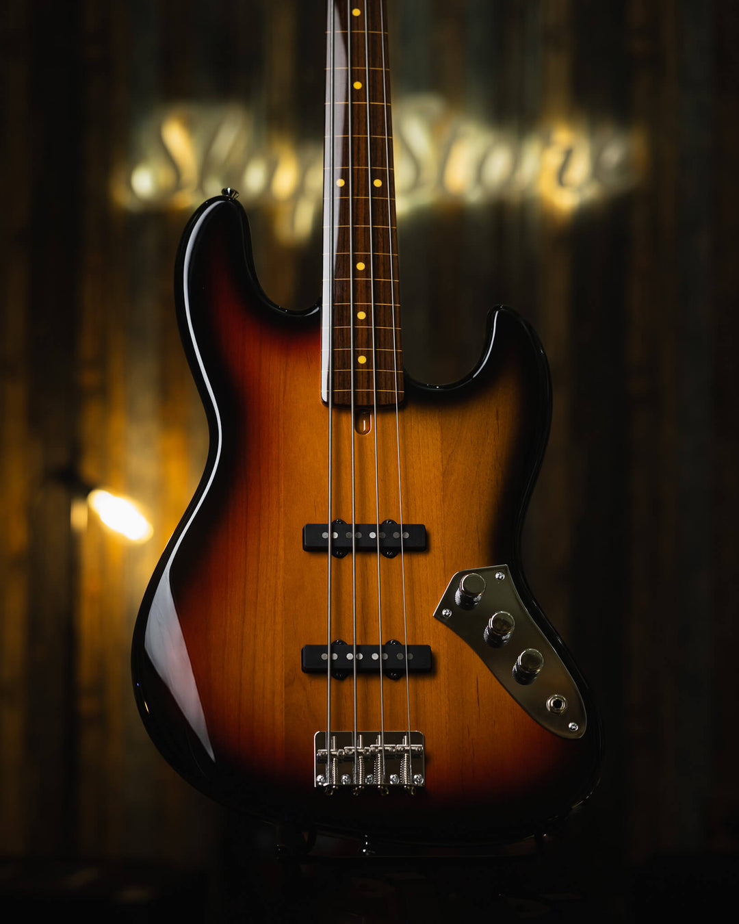 Atelier Z MVT 604 Fretless 3-Tone Burst 2024 - Bajo Eléctrico | Friends, we purchased the entire Atelier Z booth at NAMM Show 2024, and this is one of the sample basses that they had that blew people's mind at the show. It's now packed and ready to ship :
