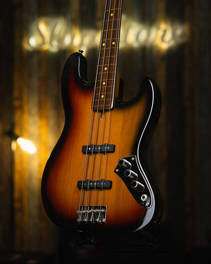 Atelier Z MVT 604 Fretless 3-Tone Burst 2024 - Bajo Eléctrico | Friends, we purchased the entire Atelier Z booth at NAMM Show 2024, and this is one of the sample basses that they had that blew people's mind at the show. It's now packed and ready to ship :
