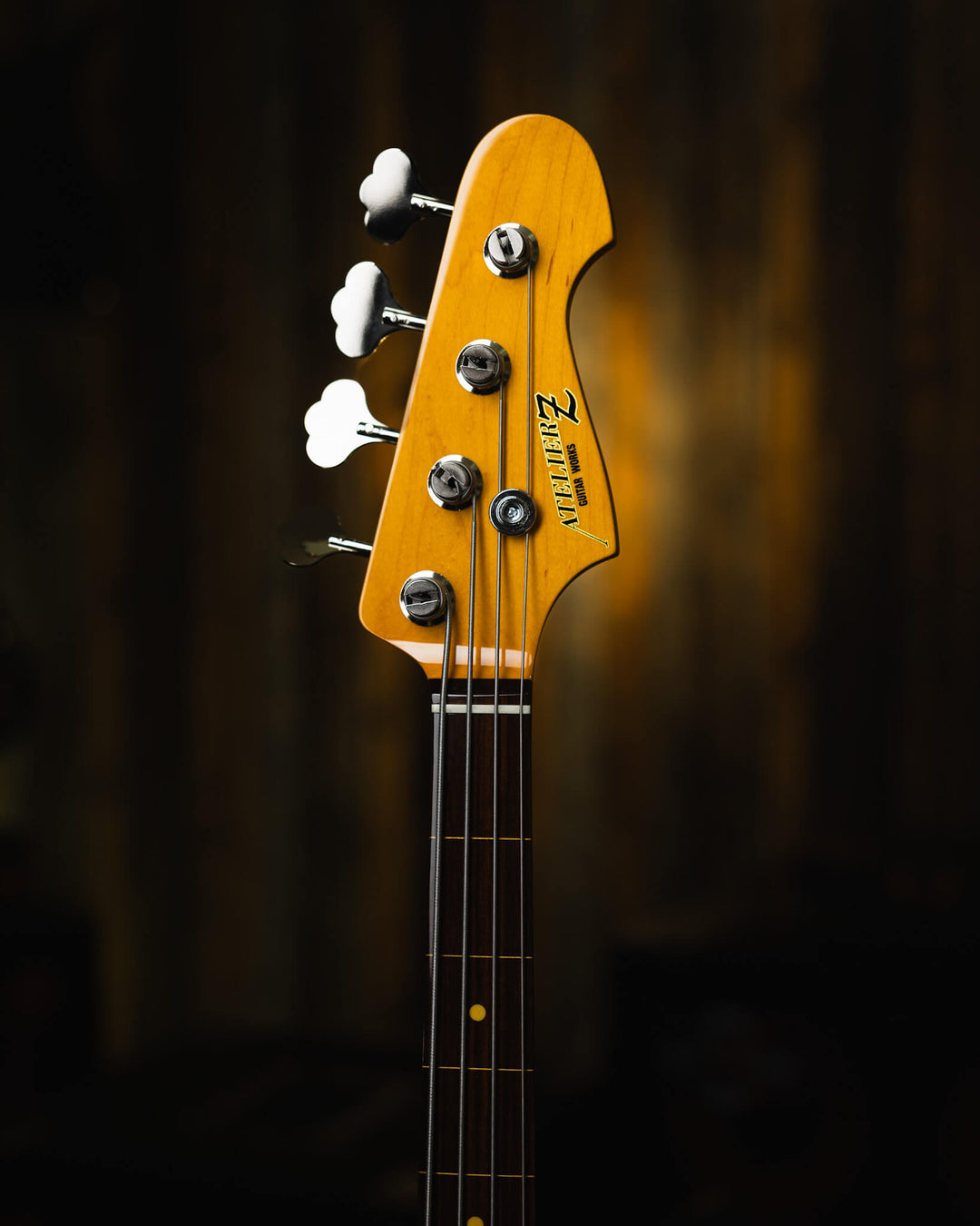 Atelier Z MVT 604 Fretless 3-Tone Burst 2024 - Bajo Eléctrico | Friends, we purchased the entire Atelier Z booth at NAMM Show 2024, and this is one of the sample basses that they had that blew people's mind at the show. It's now packed and ready to ship :