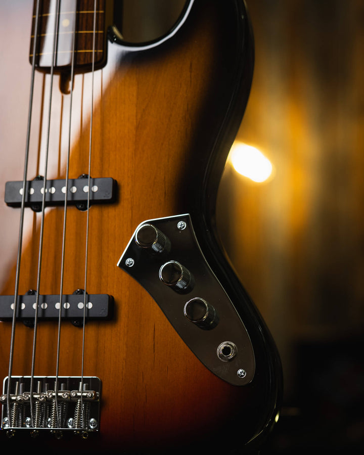 Atelier Z MVT 604 Fretless 3-Tone Burst 2024 - Bajo Eléctrico | Friends, we purchased the entire Atelier Z booth at NAMM Show 2024, and this is one of the sample basses that they had that blew people's mind at the show. It's now packed and ready to ship :