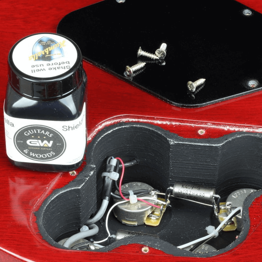 Blindaje & Apantallado | El blindaje de las cavidades donde se aloja la electrónicas consiste en dar tres manos con pintura conductiva especializada para luego apantallar con láminas de cobre adhesivo, lo cual mantiene a tu instrumento libre de ruidos y s