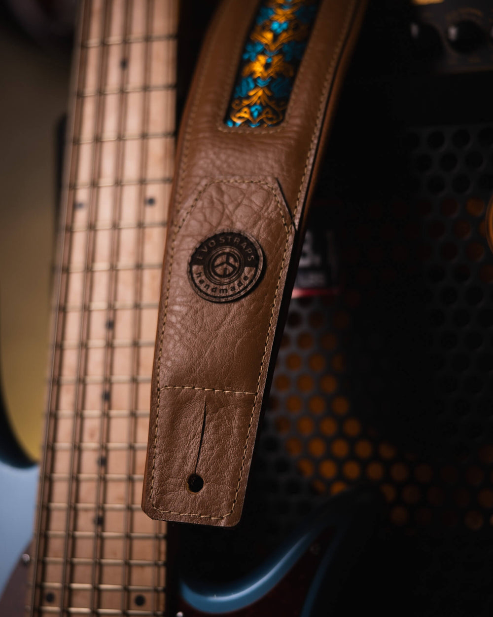 Evo Antigo Ceu Azul 3" - Correa de Bajo | * Esta correa es 100% hecha a mano en São Paulo** Compuesta en un 70% por cuero vacuno proveniente de Brasil*** Foto referencial: Al ser un producto de cuero, el color y patrón puede variar ligeramente | Gearhub