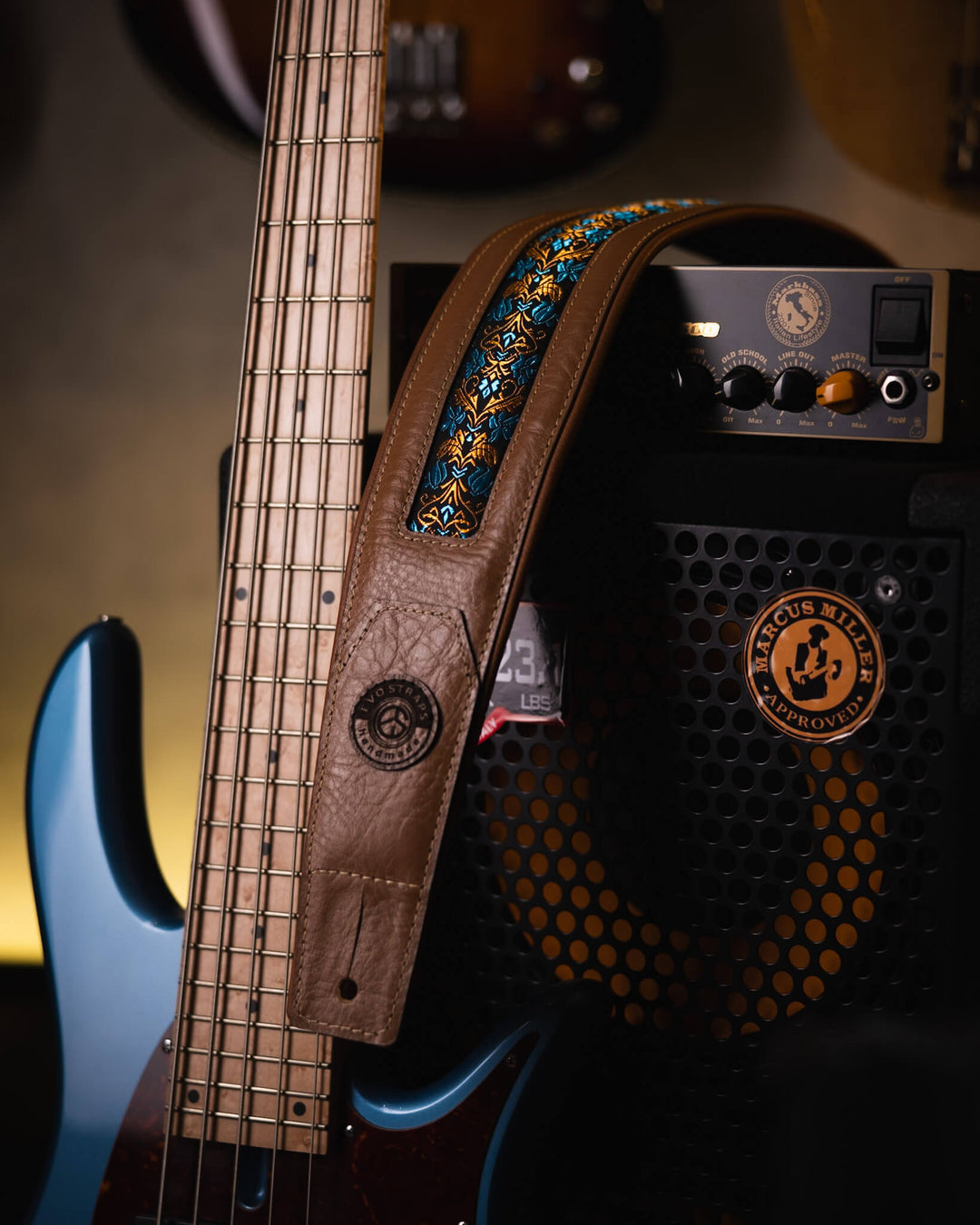 Evo Antigo Ceu Azul 3" - Correa de Bajo | * Esta correa es 100% hecha a mano en São Paulo** Compuesta en un 70% por cuero vacuno proveniente de Brasil*** Foto referencial: Al ser un producto de cuero, el color y patrón puede variar ligeramente | Gearhub