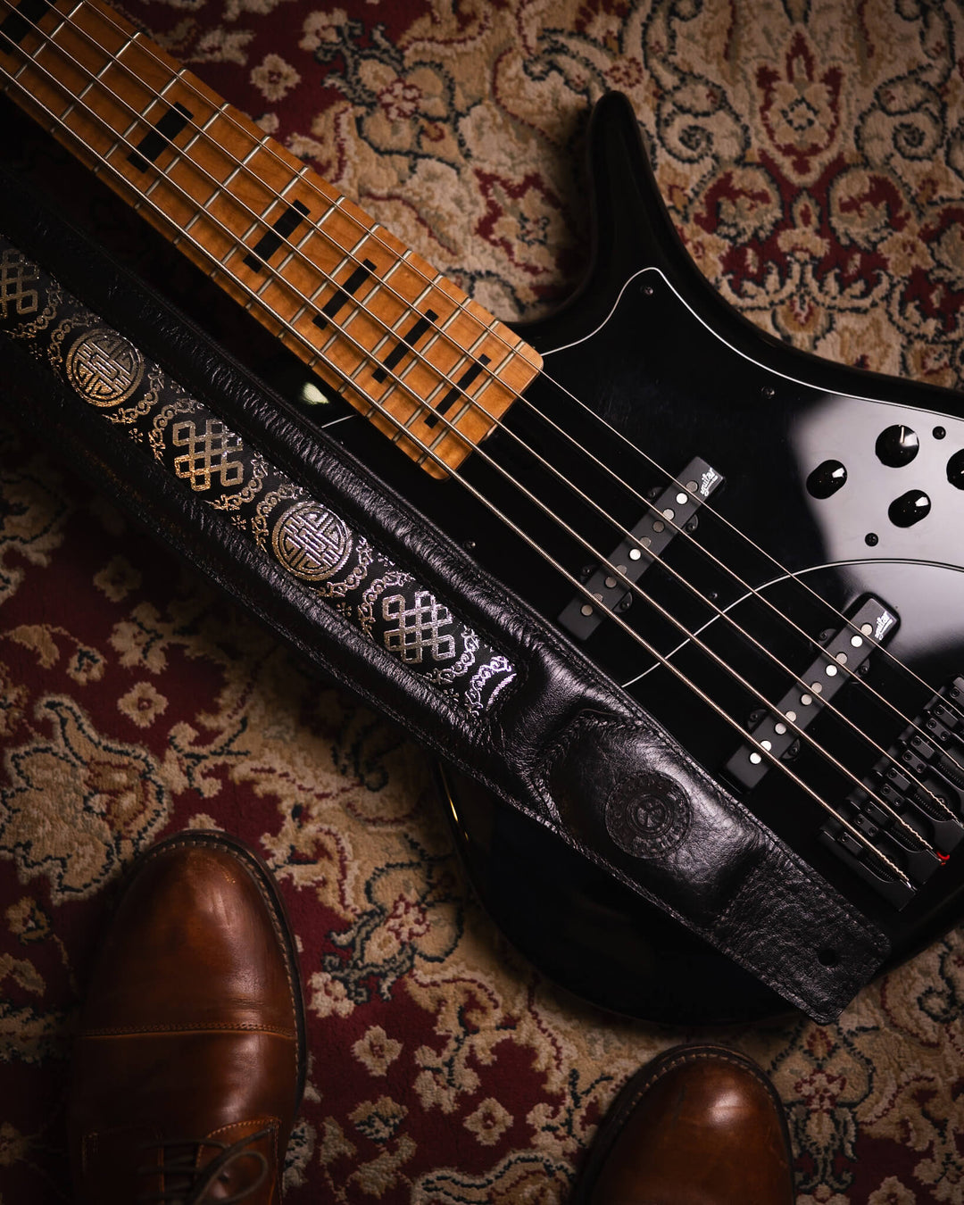 Evo Antigo Lua 3" - Correa de Bajo | * Esta correa es 100% hecha a mano en São Paulo** Compuesta en un 70% por cuero vacuno proveniente de Brasil*** Foto referencial: Al ser un producto de cuero, el color y patrón puede variar ligeramente | Gearhub