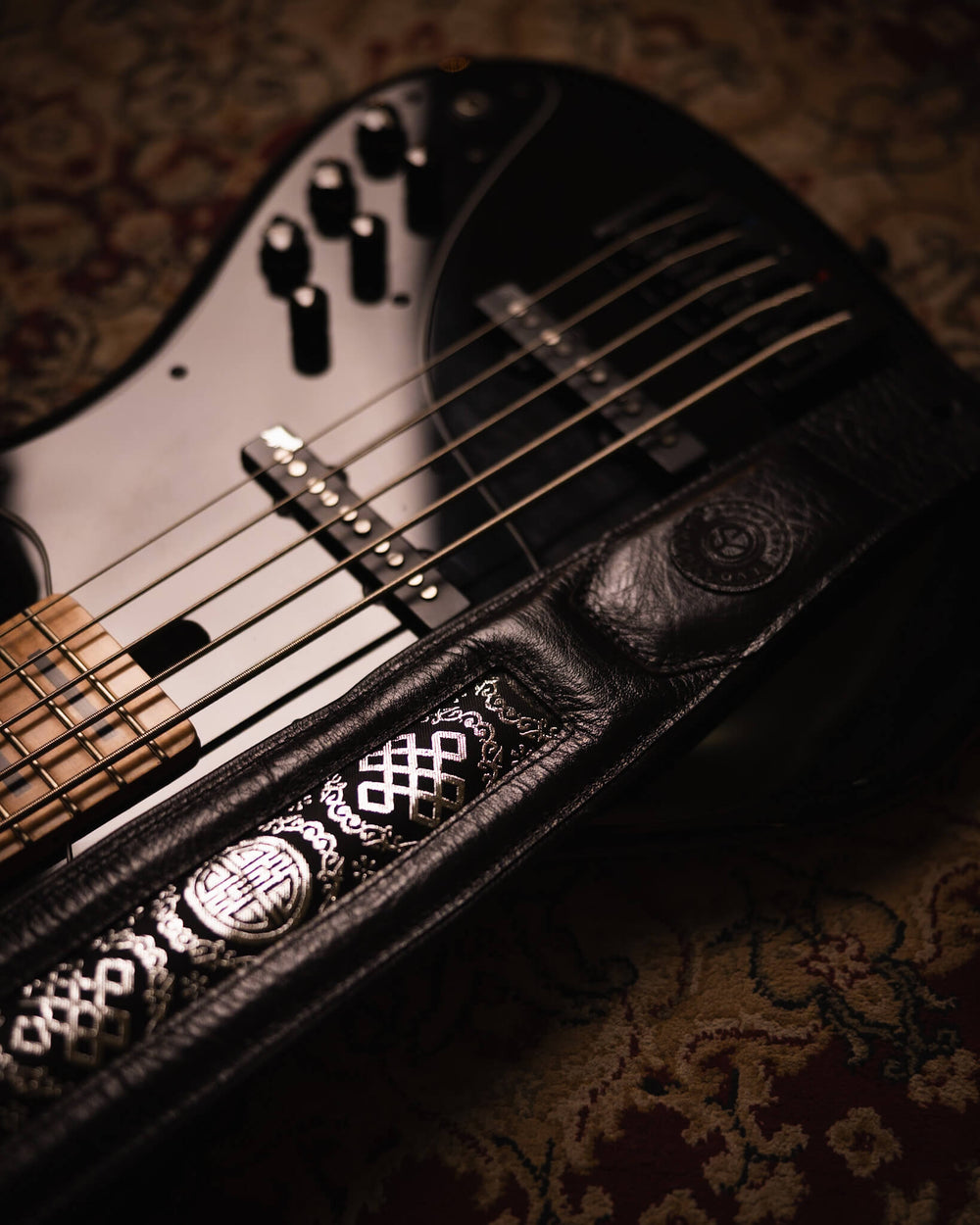 Evo Antigo Lua 3" - Correa de Bajo | * Esta correa es 100% hecha a mano en São Paulo** Compuesta en un 70% por cuero vacuno proveniente de Brasil*** Foto referencial: Al ser un producto de cuero, el color y patrón puede variar ligeramente | Gearhub