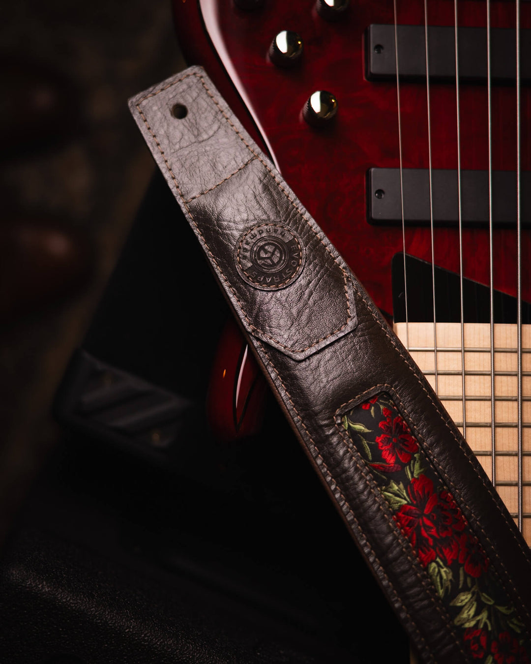 Evo Antigo Petalo 3" - Correa de Bajo | * Esta correa es 100% hecha a mano en São Paulo** Compuesta en un 70% por cuero vacuno proveniente de Brasil*** Foto referencial: Al ser un producto de cuero, el color y patrón puede variar ligeramente | Gearhub