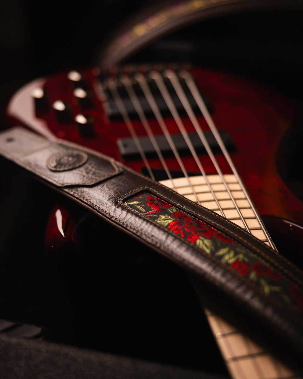 Evo Antigo Petalo 3" - Correa de Bajo | * Esta correa es 100% hecha a mano en São Paulo** Compuesta en un 70% por cuero vacuno proveniente de Brasil*** Foto referencial: Al ser un producto de cuero, el color y patrón puede variar ligeramente | Gearhub