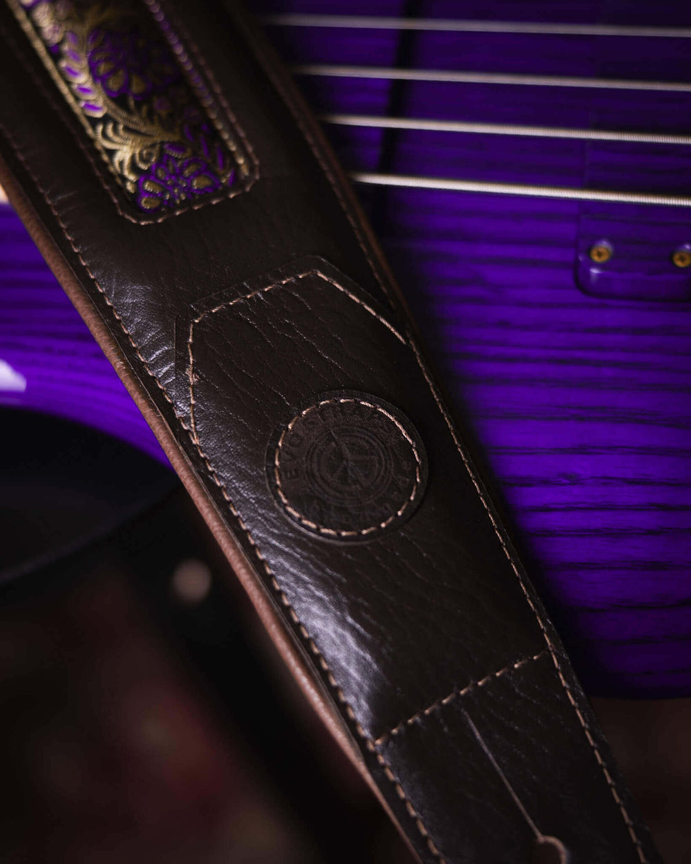 Evo Antigo Real Brown 3" - Correa de Bajo | * Esta correa es 100% hecha a mano en São Paulo** Compuesta en un 70% por cuero vacuno proveniente de Brasil*** Foto referencial: Al ser un producto de cuero, el color y patrón puede variar ligeramente | Gearhub