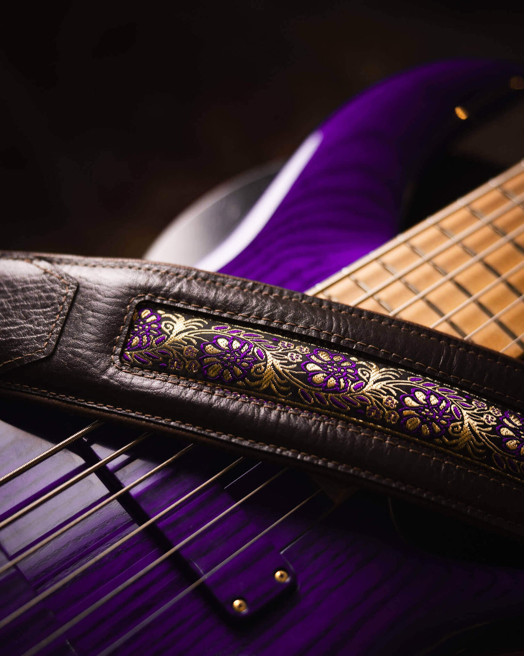 Evo Antigo Real Brown 3" - Correa de Bajo | * Esta correa es 100% hecha a mano en São Paulo** Compuesta en un 70% por cuero vacuno proveniente de Brasil*** Foto referencial: Al ser un producto de cuero, el color y patrón puede variar ligeramente | Gearhub