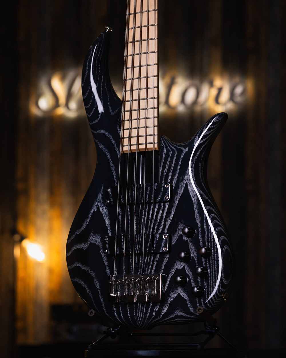 F Bass BN5 Ceruse Black 2016 - Bajo Eléctrico | The BN series is the product of 40+ years of F Bass evolution. While it has roots stemming from the original Jazz Bass, it has slowly morphed into our signature sound, feel, and look. The BN series’ voice le