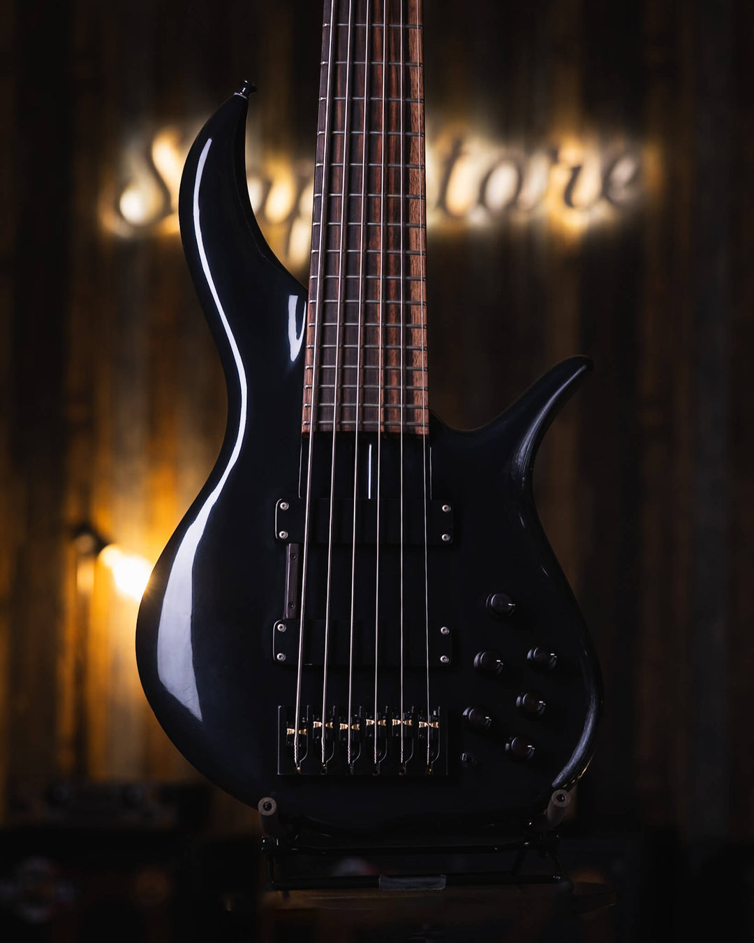 F Bass BN6 Black 2011 w/ Piezo - Bajo Eléctrico | The BN series is the product of 40+ years of F Bass evolution. While it has roots stemming from the original Jazz Bass, it has slowly morphed into our signature sound, feel, and look. The BN series’ voice