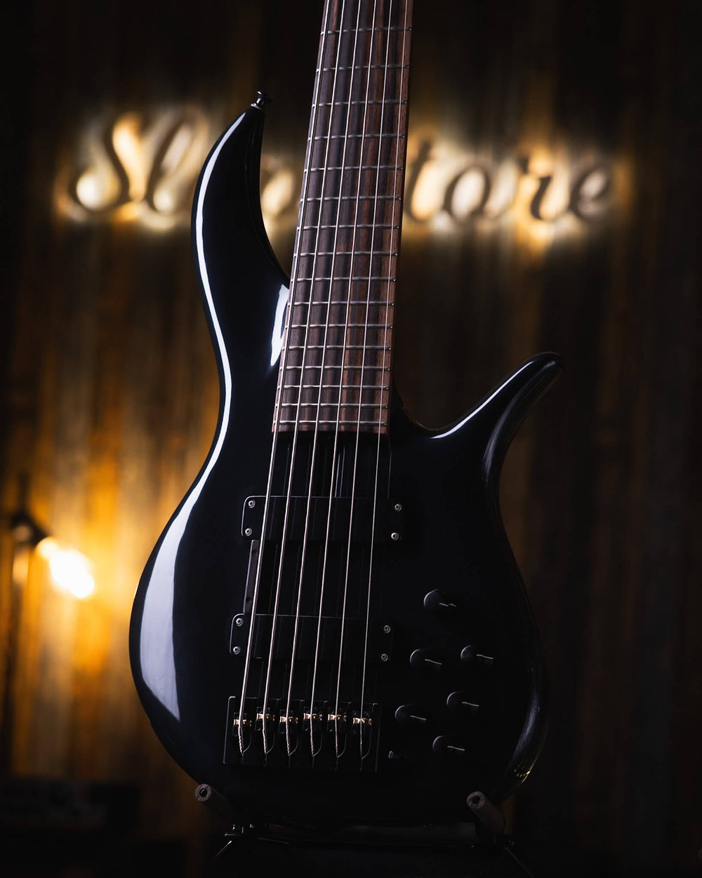 F Bass BN6 Black 2011 w/ Piezo - Bajo Eléctrico | The BN series is the product of 40+ years of F Bass evolution. While it has roots stemming from the original Jazz Bass, it has slowly morphed into our signature sound, feel, and look. The BN series’ voice