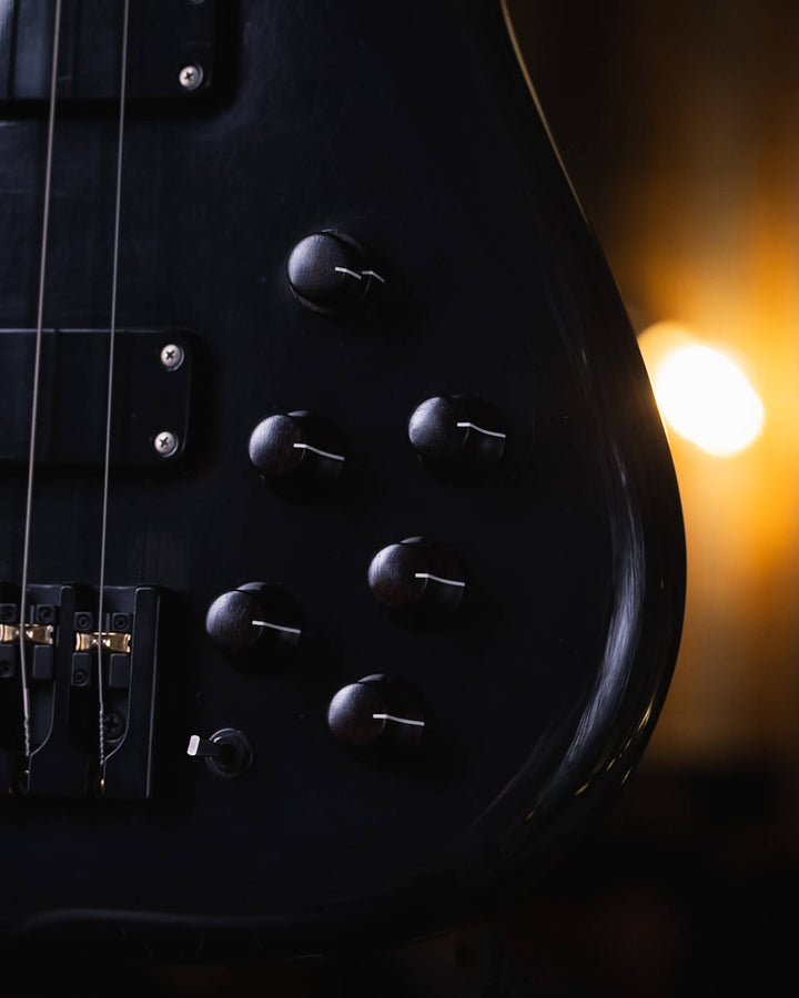 F Bass BN6 Black 2011 w/ Piezo - Bajo Eléctrico | The BN series is the product of 40+ years of F Bass evolution. While it has roots stemming from the original Jazz Bass, it has slowly morphed into our signature sound, feel, and look. The BN series’ voice