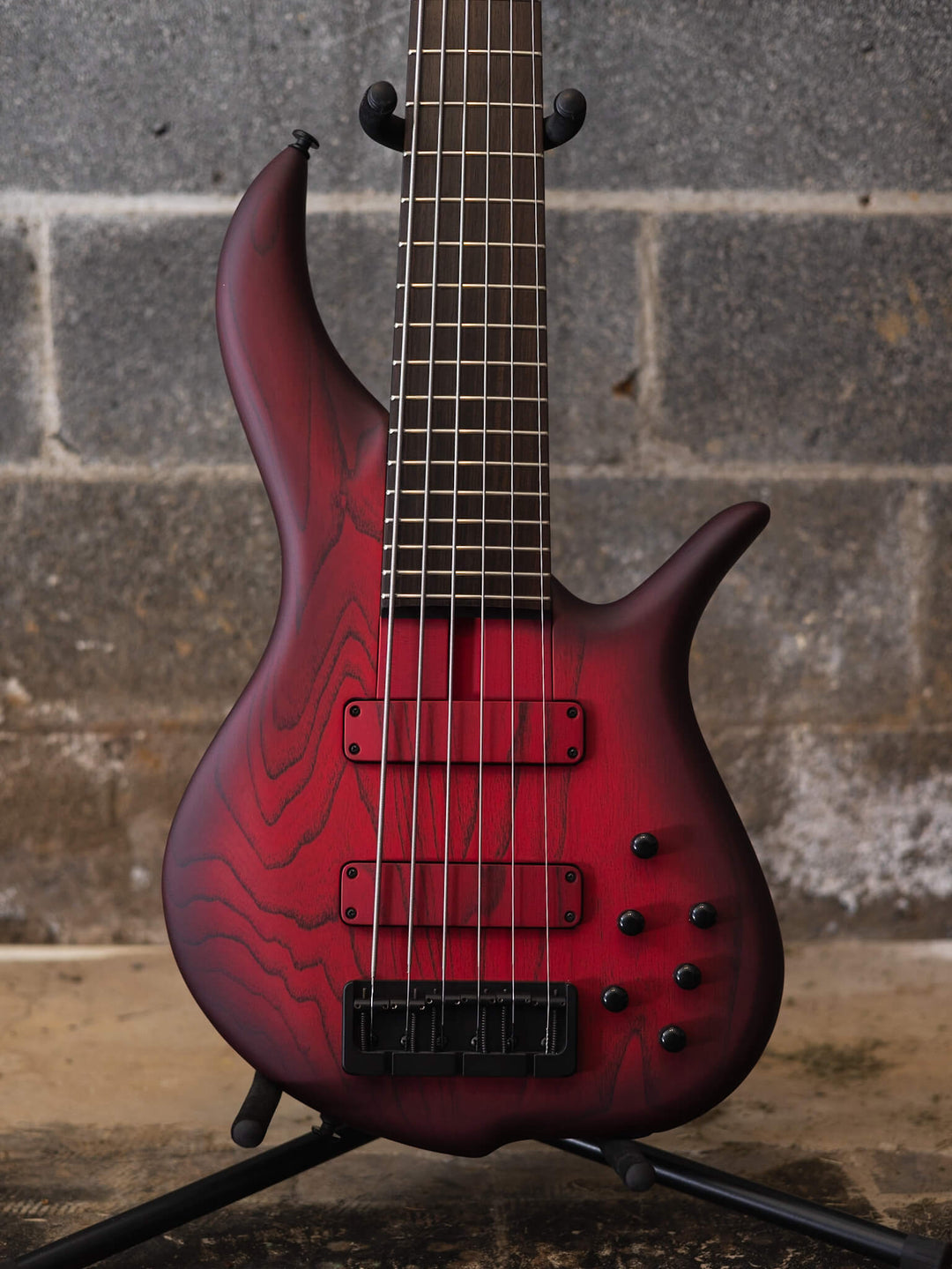 F Bass BN6 Trans Red Burst 2024 - Bajo Eléctrico | The BN series is the product of 40+ years of F Bass evolution. While it has roots stemming from the original Jazz Bass, it has slowly morphed into our signature sound, feel, and look. The BN series’ voice