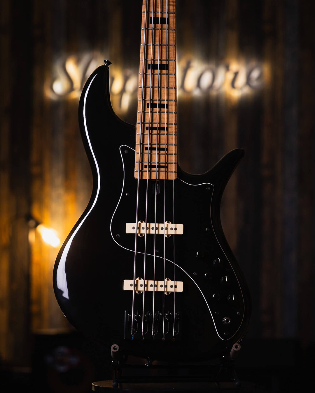F Bass VF5-J Black 2019 - Bajo Eléctrico | The VF Series captures the vibe and tone of the vintage ‘60s and ‘70s industry staples. While we stay true to the originals, we’ve trickled in much of what we’ve learned in these past 50+ years. Being fans and co