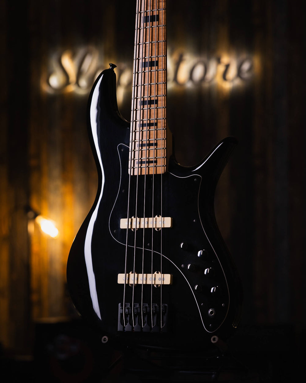 F Bass VF5-J Black 2019 - Bajo Eléctrico | The VF Series captures the vibe and tone of the vintage ‘60s and ‘70s industry staples. While we stay true to the originals, we’ve trickled in much of what we’ve learned in these past 50+ years. Being fans and co