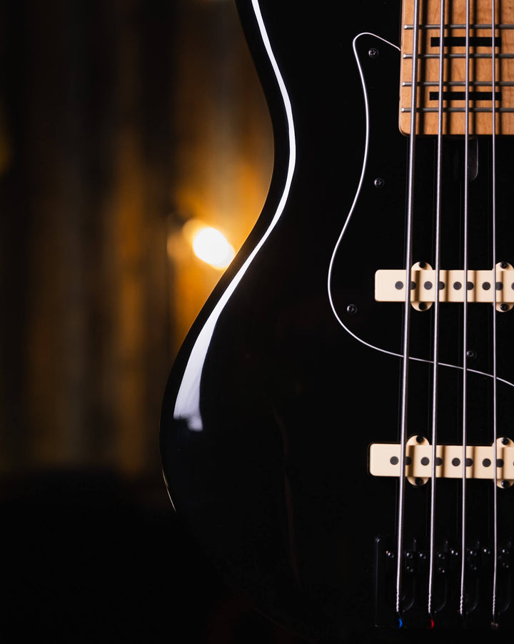 F Bass VF5-J Black 2019 - Bajo Eléctrico | The VF Series captures the vibe and tone of the vintage ‘60s and ‘70s industry staples. While we stay true to the originals, we’ve trickled in much of what we’ve learned in these past 50+ years. Being fans and co