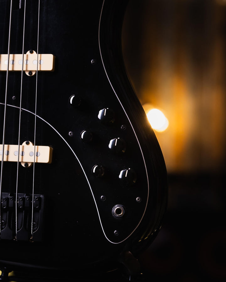 F Bass VF5-J Black 2019 - Bajo Eléctrico | The VF Series captures the vibe and tone of the vintage ‘60s and ‘70s industry staples. While we stay true to the originals, we’ve trickled in much of what we’ve learned in these past 50+ years. Being fans and co