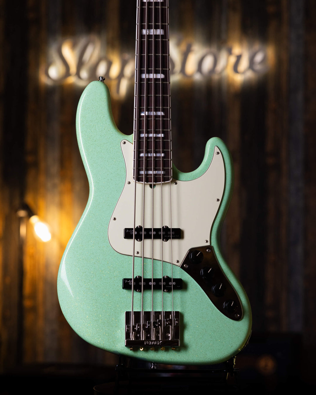 Fender Jazz Bass American Ultra V Mystic Surf Green 2022 - Bajo Eléctrico | ¡El Fender American Standard Jazz Bass hace que un instrumento clásico sea aún mejor! Además de su legendario cuerpo de forma asimétrica y el diseño de mástil delgado, el Fender A