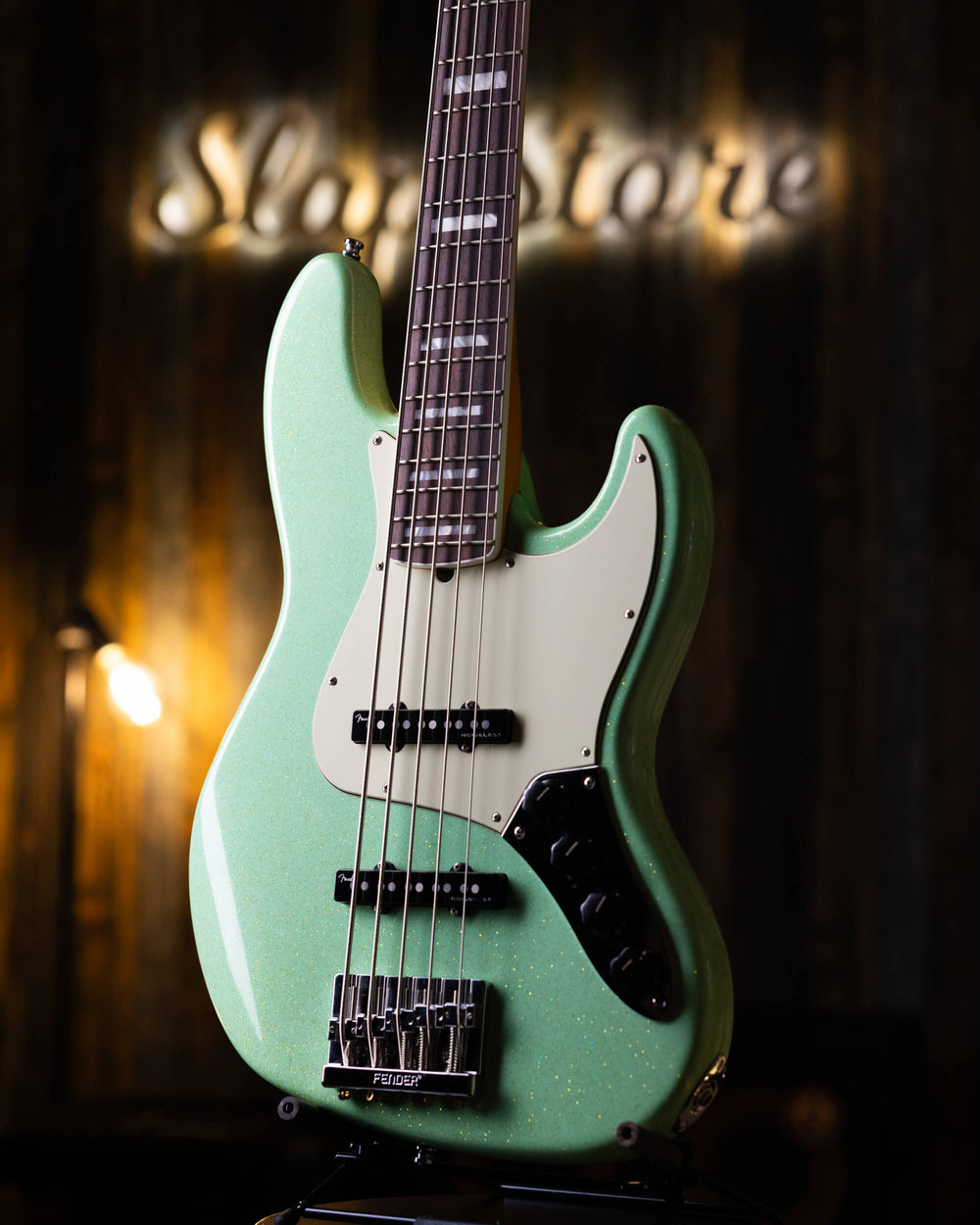 Fender Jazz Bass American Ultra V Mystic Surf Green 2022 - Bajo Eléctrico | ¡El Fender American Standard Jazz Bass hace que un instrumento clásico sea aún mejor! Además de su legendario cuerpo de forma asimétrica y el diseño de mástil delgado, el Fender A