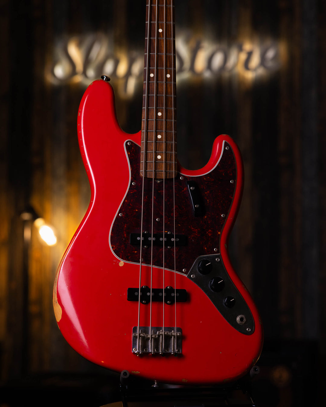 Fender Jazz Bass Red Worn 60's Fiesta Red 2017 - Bajo Eléctrico | ¡Uno de los instrumentos más populares en la historia musical moderna, el bajo Fender Jazz se ha convertido en un ícono! Este modelo Re-edición Japonés re visita la versión de los sesenta,