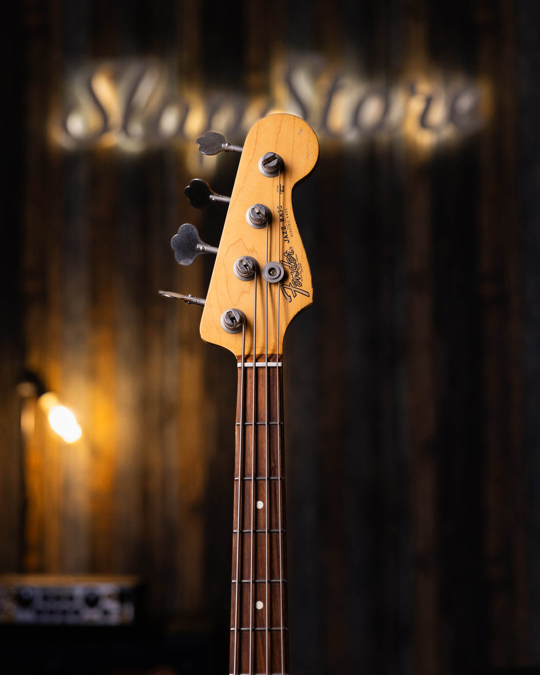 Fender Jazz Bass Red Worn 60's Fiesta Red 2017 - Bajo Eléctrico | ¡Uno de los instrumentos más populares en la historia musical moderna, el bajo Fender Jazz se ha convertido en un ícono! Este modelo Re-edición Japonés re visita la versión de los sesenta,