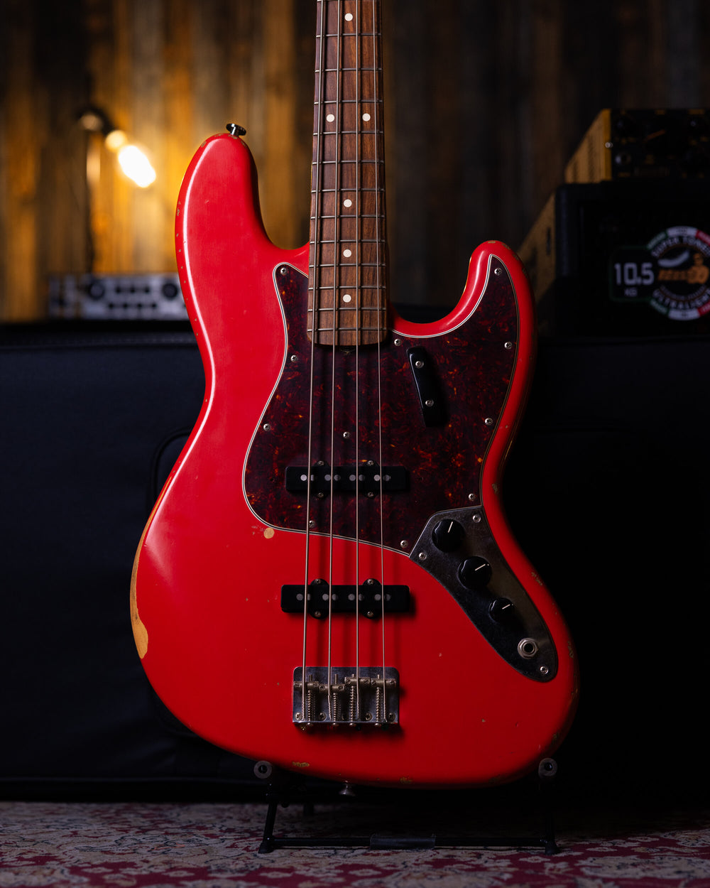 Fender Jazz Bass Red Worn 60's Fiesta Red 2017 - Bajo Eléctrico | ¡Uno de los instrumentos más populares en la historia musical moderna, el bajo Fender Jazz se ha convertido en un ícono! Este modelo Re-edición Japonés re visita la versión de los sesenta,