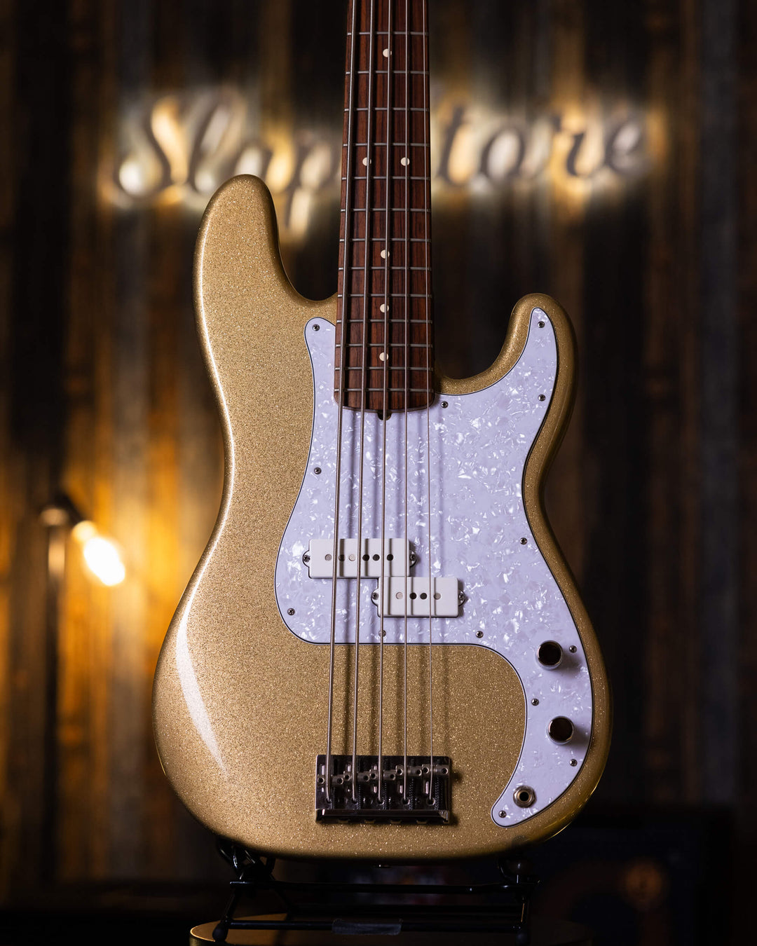 Fender Precision American Standard V Sparkle Shoreline Gold 2013 - Bajo Eléctrico | Cuerpo • Modelo: Precision• Madera: Alder• Terminación: Sparkle Shoreline Gold Brazo • Madera: Maple• Perfil: “C”• Terminación: Gloss• Espaciado: 19 mm• Escala: 34” • Nuez