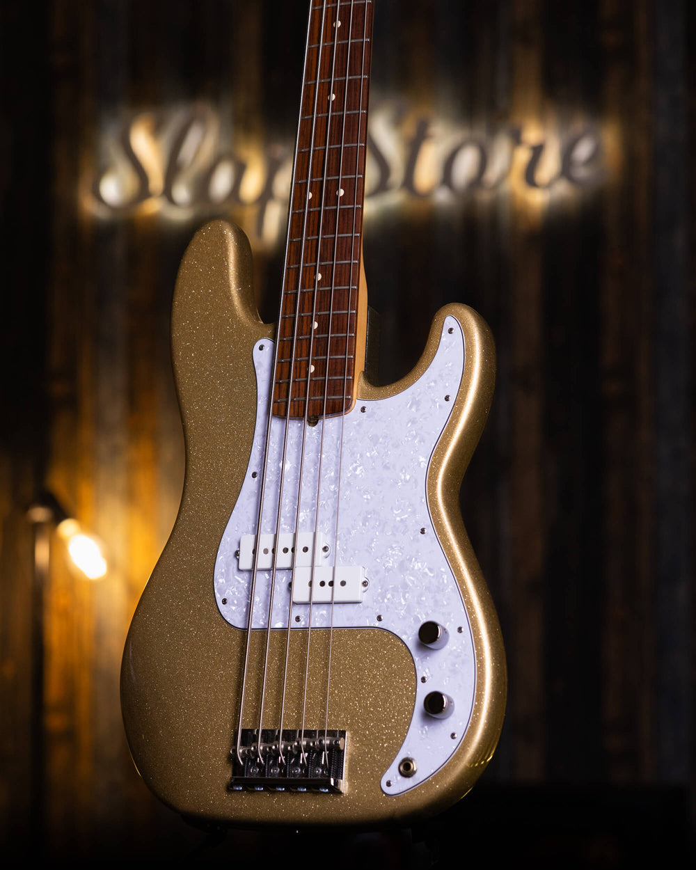 Fender Precision American Standard V Sparkle Shoreline Gold 2013 - Bajo Eléctrico | Cuerpo • Modelo: Precision• Madera: Alder• Terminación: Sparkle Shoreline Gold Brazo • Madera: Maple• Perfil: “C”• Terminación: Gloss• Espaciado: 19 mm• Escala: 34” • Nuez