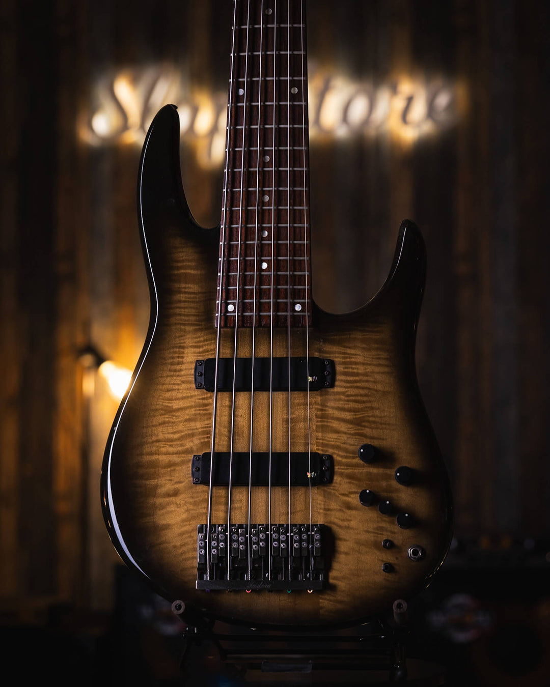 Fodera Contrabass 6 Elite Curly Maple Gloss Burst '95 - Bajo Eléctrico | Body • Model: Contrabass Elite • Wood: Swamp Ash• Top: Curly Maple • Finish: Satin Neck • Wood: 3-Pieces Hard-Rock Maple• Profile: Thin/Fast• Finish: Satin • String Spacing: 19 mm• S
