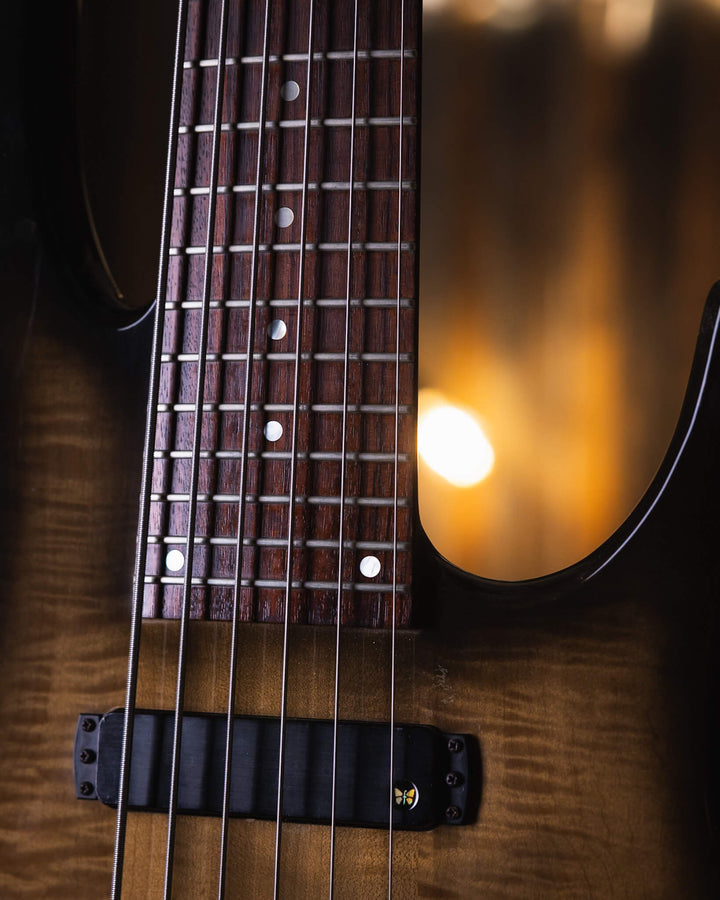 Fodera Contrabass 6 Elite Curly Maple Gloss Burst '95 - Bajo Eléctrico | Body • Model: Contrabass Elite • Wood: Swamp Ash• Top: Curly Maple • Finish: Satin Neck • Wood: 3-Pieces Hard-Rock Maple• Profile: Thin/Fast• Finish: Satin • String Spacing: 19 mm• S