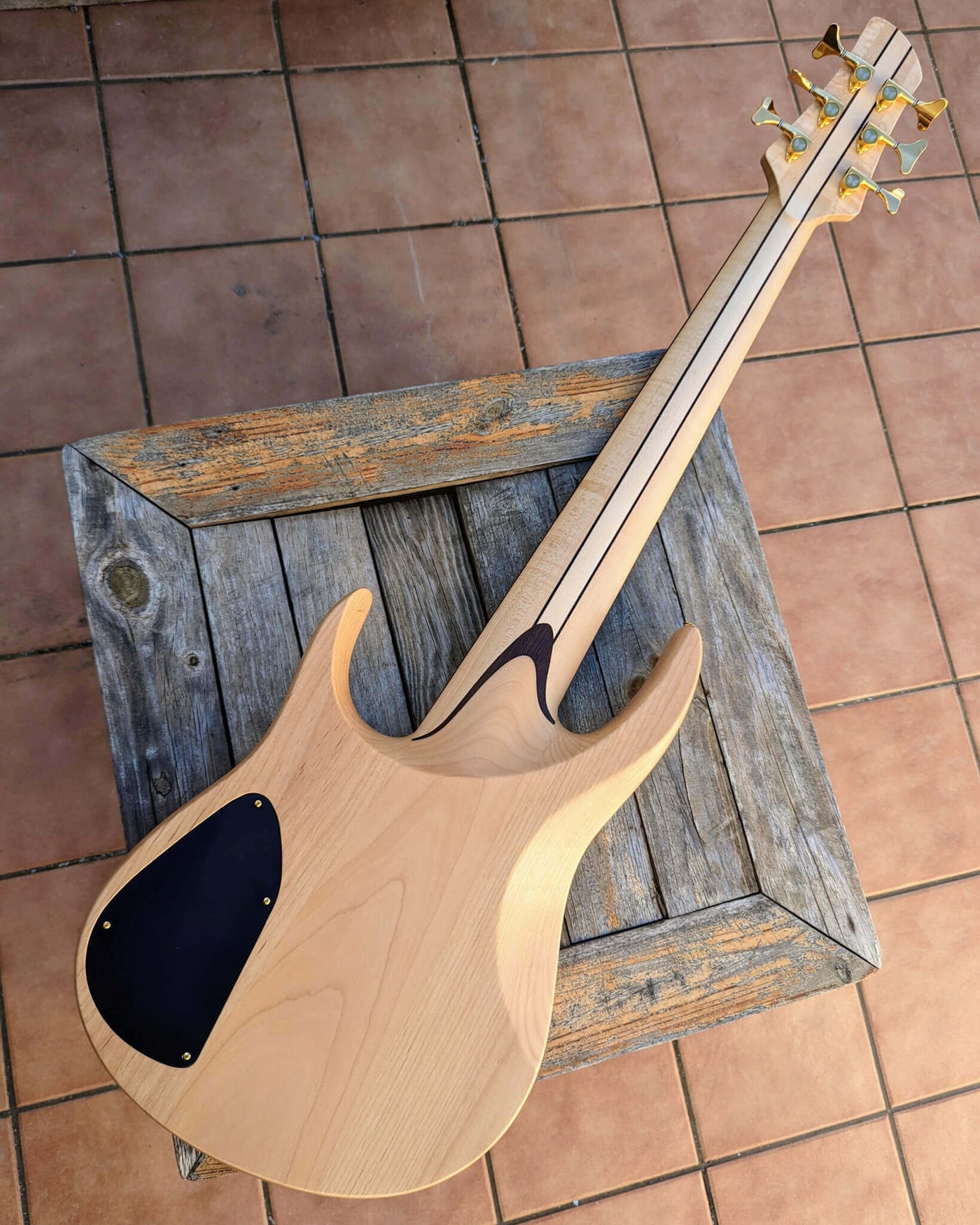 Fodera Contrabass 6 Elite Holly AJ 2022 - Bajo Eléctrico | Body • Model: Contrabass Elite 6• Wood: Alder (with Alder Tone Block)• Top: Holly • Finish: Satin Neck • Wood: 5-Pieces Hard-Rock Maple • Profile: Thin/Fast• Finish: Satin • String Spacing: 19 mm•