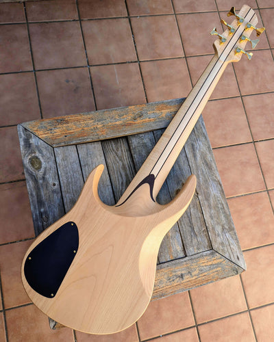 Fodera Contrabass 6 Elite Holly AJ 2022 - Bajo Eléctrico | Body • Model: Contrabass Elite 6• Wood: Alder (with Alder Tone Block)• Top: Holly • Finish: Satin Neck • Wood: 5-Pieces Hard-Rock Maple • Profile: Thin/Fast• Finish: Satin • String Spacing: 19 mm•