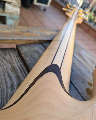 Fodera Contrabass 6 Elite Holly AJ 2022 - Bajo Eléctrico | Body • Model: Contrabass Elite 6• Wood: Alder (with Alder Tone Block)• Top: Holly • Finish: Satin Neck • Wood: 5-Pieces Hard-Rock Maple • Profile: Thin/Fast• Finish: Satin • String Spacing: 19 mm•