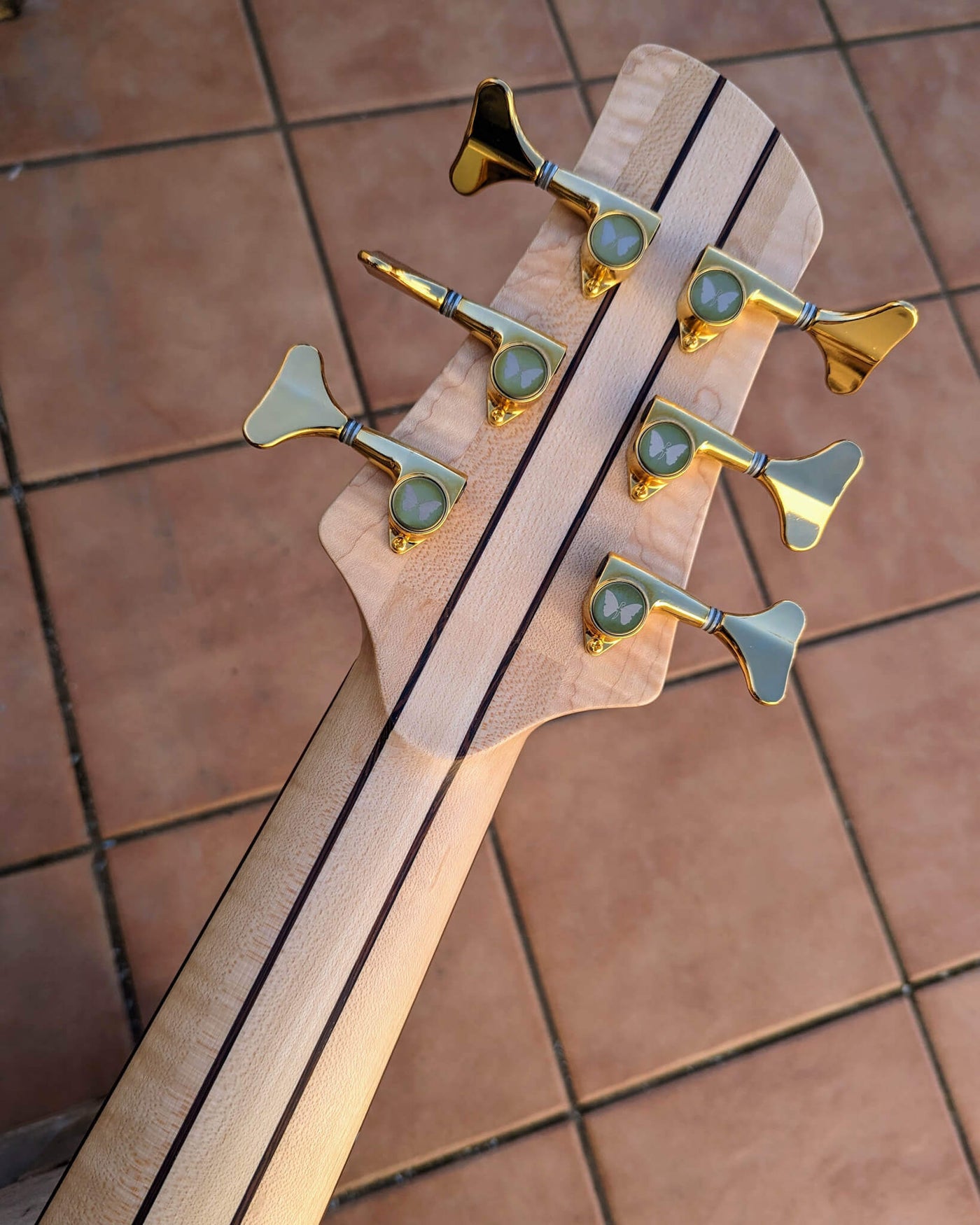 Fodera Contrabass 6 Elite Holly AJ 2022 - Bajo Eléctrico | Body • Model: Contrabass Elite 6• Wood: Alder (with Alder Tone Block)• Top: Holly • Finish: Satin Neck • Wood: 5-Pieces Hard-Rock Maple • Profile: Thin/Fast• Finish: Satin • String Spacing: 19 mm•