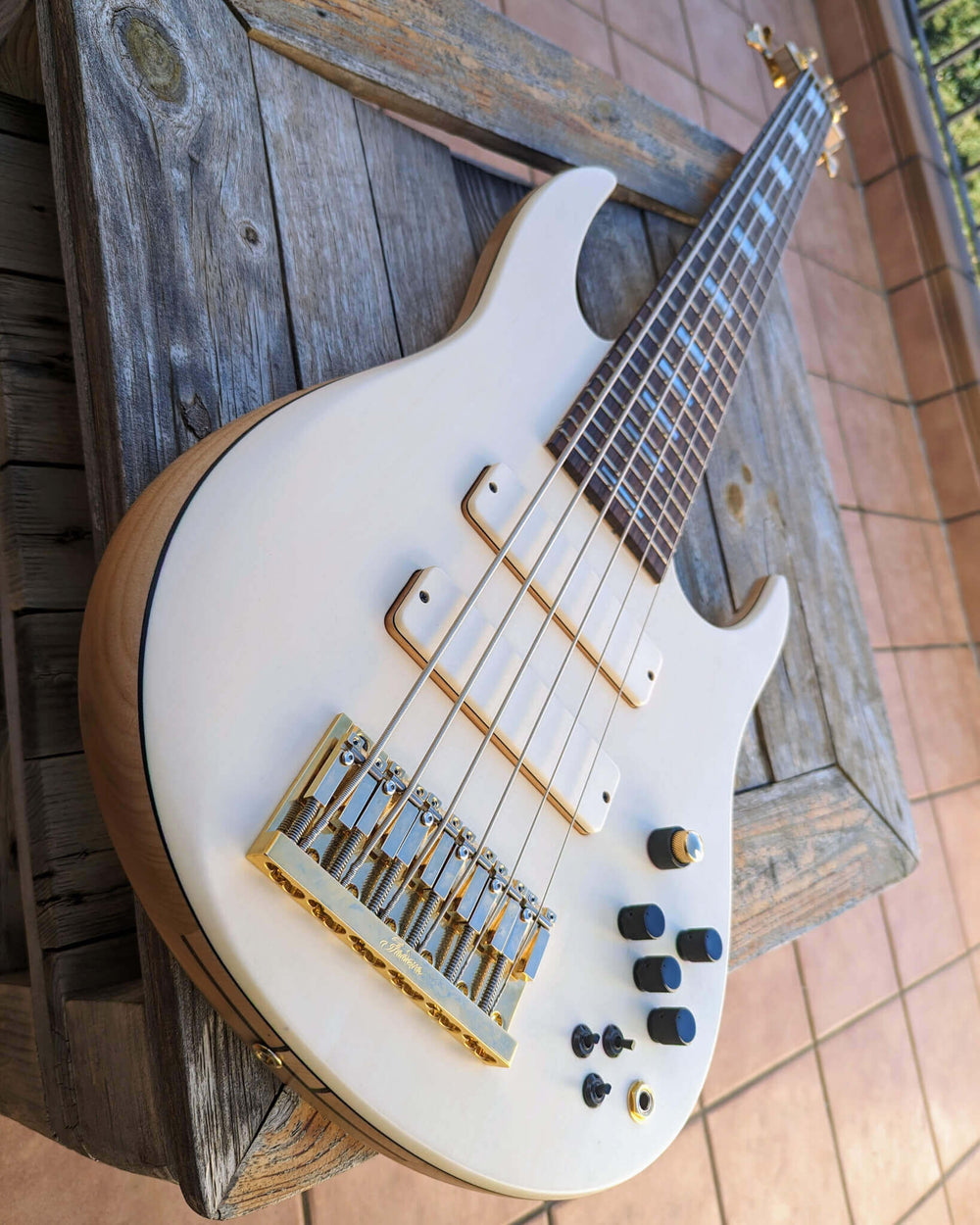 Fodera Contrabass 6 Elite Holly AJ 2022 - Bajo Eléctrico | Body • Model: Contrabass Elite 6• Wood: Alder (with Alder Tone Block)• Top: Holly • Finish: Satin Neck • Wood: 5-Pieces Hard-Rock Maple • Profile: Thin/Fast• Finish: Satin • String Spacing: 19 mm•