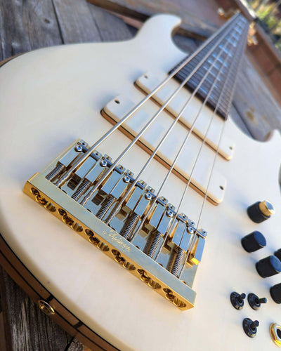 Fodera Contrabass 6 Elite Holly AJ 2022 - Bajo Eléctrico | Body • Model: Contrabass Elite 6• Wood: Alder (with Alder Tone Block)• Top: Holly • Finish: Satin Neck • Wood: 5-Pieces Hard-Rock Maple • Profile: Thin/Fast• Finish: Satin • String Spacing: 19 mm•