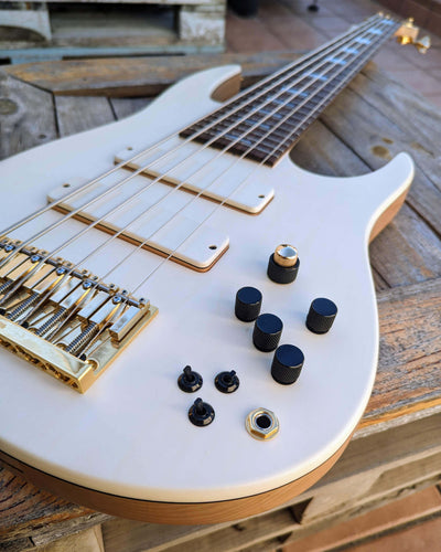 Fodera Contrabass 6 Elite Holly AJ 2022 - Bajo Eléctrico | Body • Model: Contrabass Elite 6• Wood: Alder (with Alder Tone Block)• Top: Holly • Finish: Satin Neck • Wood: 5-Pieces Hard-Rock Maple • Profile: Thin/Fast• Finish: Satin • String Spacing: 19 mm•