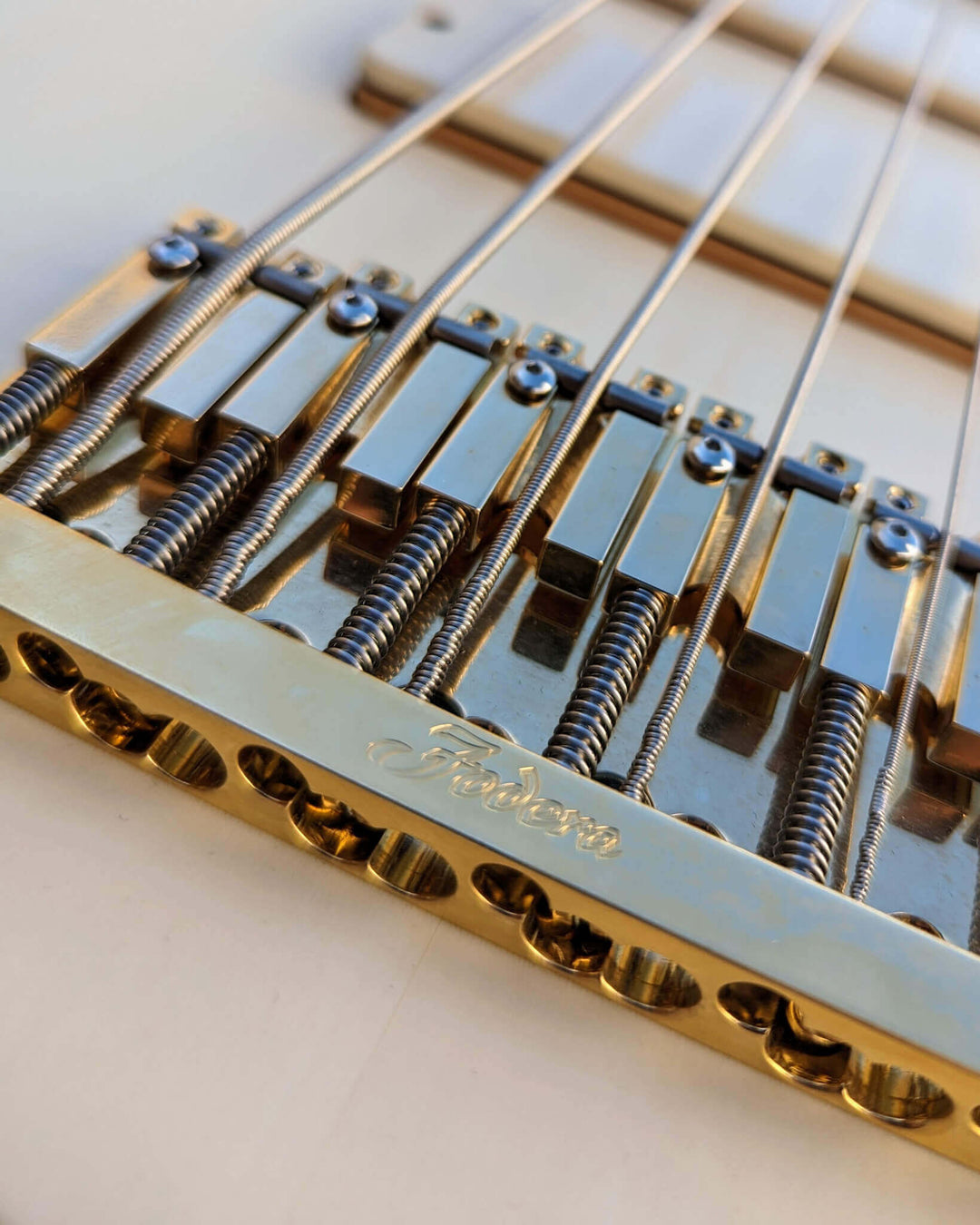 Fodera Contrabass 6 Elite Holly AJ 2022 - Bajo Eléctrico | Body • Model: Contrabass Elite 6• Wood: Alder (with Alder Tone Block)• Top: Holly • Finish: Satin Neck • Wood: 5-Pieces Hard-Rock Maple • Profile: Thin/Fast• Finish: Satin • String Spacing: 19 mm•