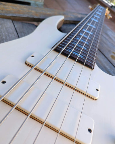 Fodera Contrabass 6 Elite Holly AJ 2022 - Bajo Eléctrico | Body • Model: Contrabass Elite 6• Wood: Alder (with Alder Tone Block)• Top: Holly • Finish: Satin Neck • Wood: 5-Pieces Hard-Rock Maple • Profile: Thin/Fast• Finish: Satin • String Spacing: 19 mm•