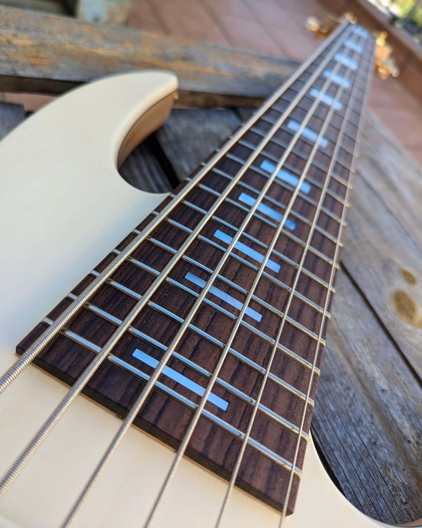 Fodera Contrabass 6 Elite Holly AJ 2022 - Bajo Eléctrico | Body • Model: Contrabass Elite 6• Wood: Alder (with Alder Tone Block)• Top: Holly • Finish: Satin Neck • Wood: 5-Pieces Hard-Rock Maple • Profile: Thin/Fast• Finish: Satin • String Spacing: 19 mm•