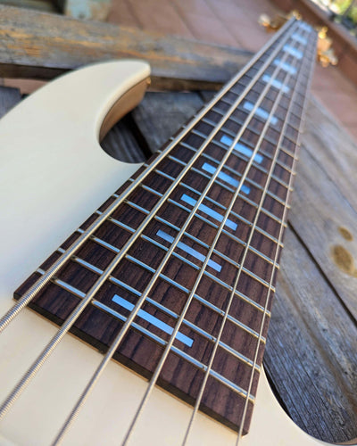 Fodera Contrabass 6 Elite Holly AJ 2022 - Bajo Eléctrico | Body • Model: Contrabass Elite 6• Wood: Alder (with Alder Tone Block)• Top: Holly • Finish: Satin Neck • Wood: 5-Pieces Hard-Rock Maple • Profile: Thin/Fast• Finish: Satin • String Spacing: 19 mm•