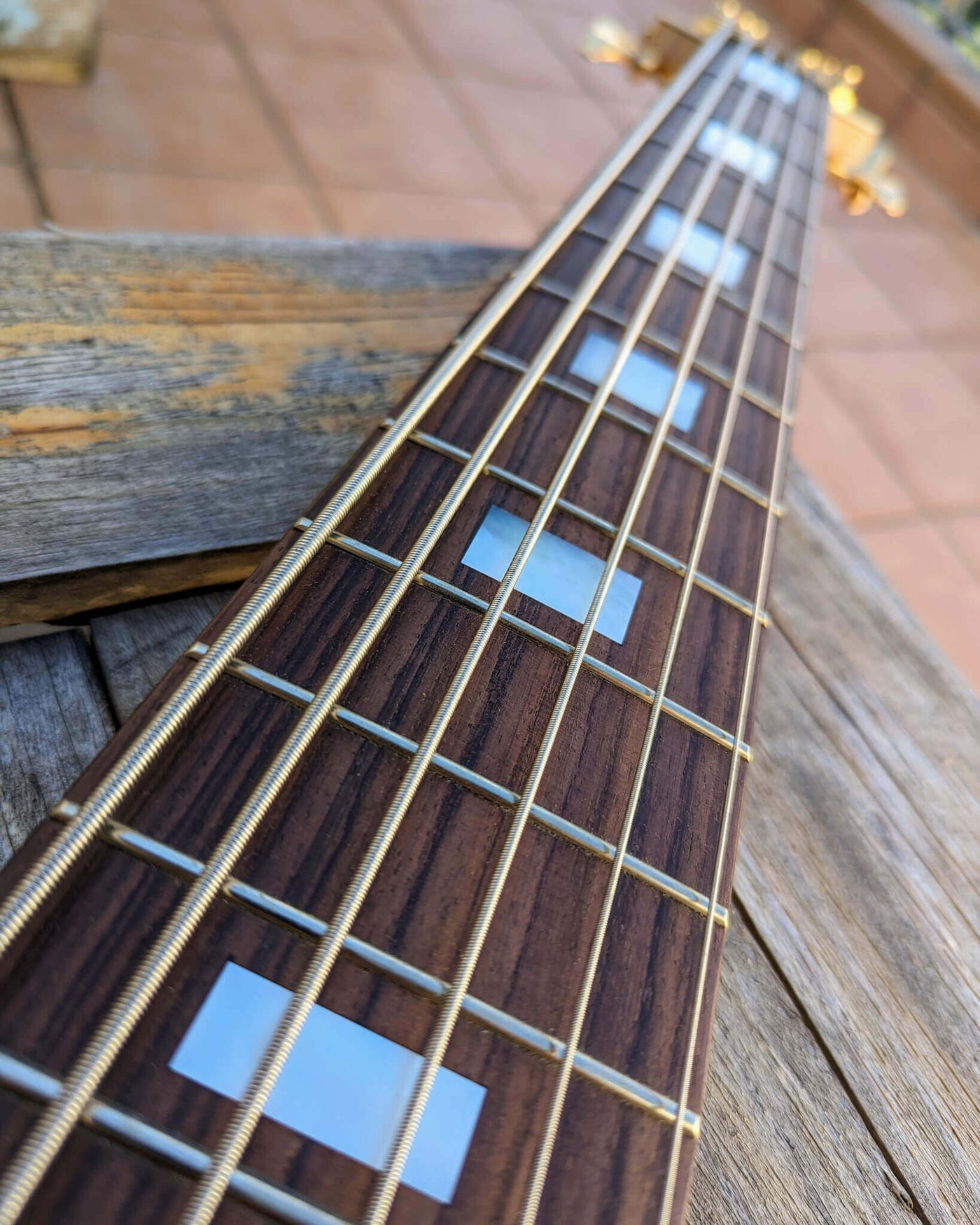 Fodera Contrabass 6 Elite Holly AJ 2022 - Bajo Eléctrico | Body • Model: Contrabass Elite 6• Wood: Alder (with Alder Tone Block)• Top: Holly • Finish: Satin Neck • Wood: 5-Pieces Hard-Rock Maple • Profile: Thin/Fast• Finish: Satin • String Spacing: 19 mm•